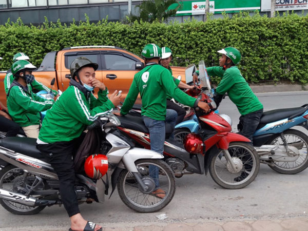 Thất thế, tài xế xe ôm "mượn danh" Grab, Uber bắt khách