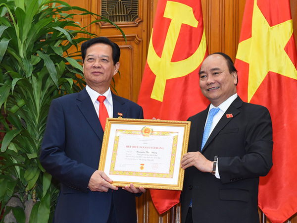 Thủ tướng trao huy hiệu 50 năm tuổi Đảng cho người tiền nhiệm Nguyễn Tấn Dũng