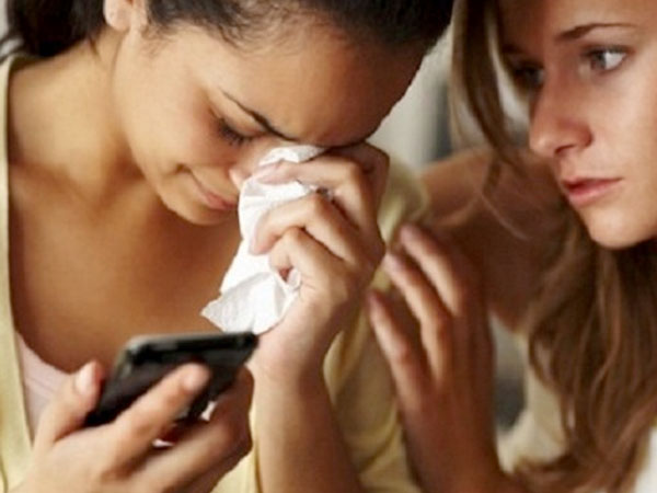 Đau đớn thay, người đàn ông bước ra mở cửa, trên người chỉ quấn độc chiếc khăn tắm đó lại là chồng tôi