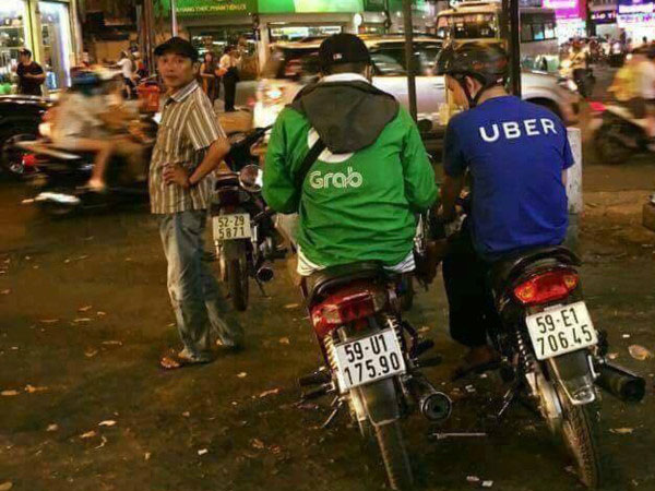 Grab tung "chiêu" lôi kéo lái xe Uber, ký hợp đồng ngay trên yên xe