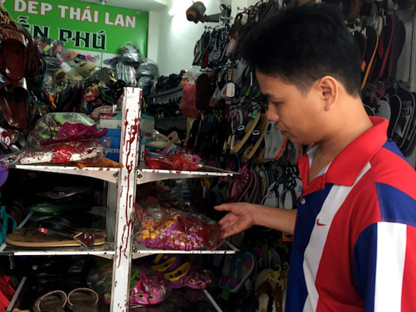 Hai shop giày dép ở Sài Gòn liên tục bị "khủng bố" bằng sơn