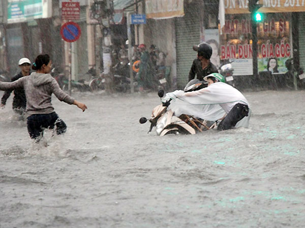 Hàng loạt người ngã trong cơn mưa lớn ở Sài Gòn