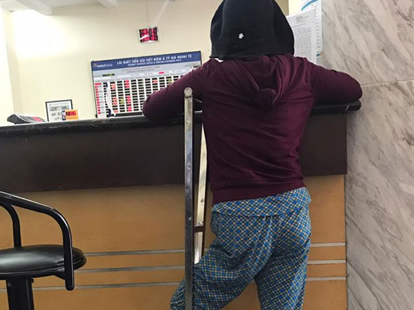 Hình ảnh chạm đến trái tim: Người mẹ một chân, không biết chữ đi gửi tiền học cho con ở ngân hàng