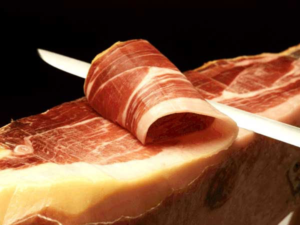 Lợn đen ăn sồi, ô liu giá 3,5 triệu/kg: Đắt khách nhà giàu Việt