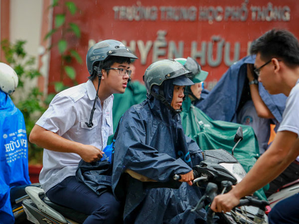 Thí sinh Sài Gòn đội mưa làm thủ tục thi THPT quốc gia