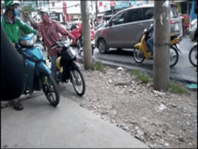 Xe ôm truyền thống ở Sài Gòn đe dọa GrabBike tại bến xe Miền Đông