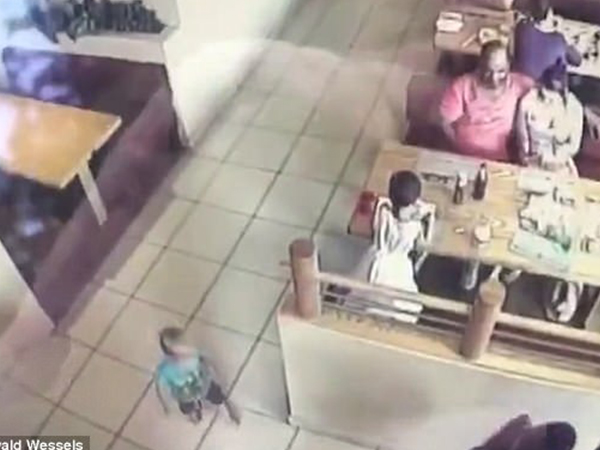 Ba mẹ ngồi ngay trước mặt, bé trai 22 tháng tuổi vẫn bị bắt cóc như chốn không người