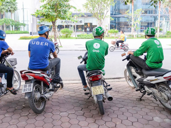 Bị xua đuổi, tài xế Grab, Uber không dám vào bến xe