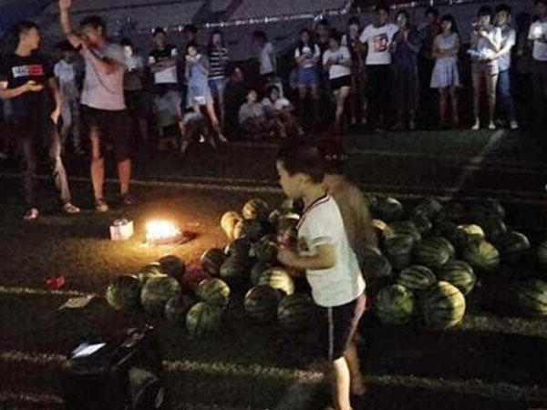 Cái kết đắng cho chàng trai níu kéo bạn gái bằng 99 quả dưa hấu