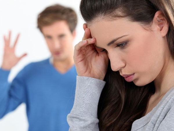 Chồng hay chê bai cách ăn mặc của tôi