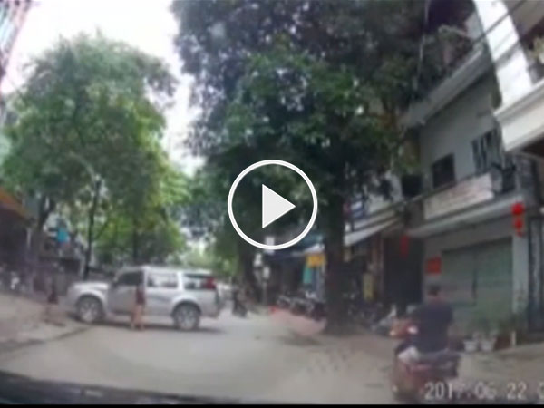 Clip hot thanh niên đu người giữ ôtô mất phanh tay
