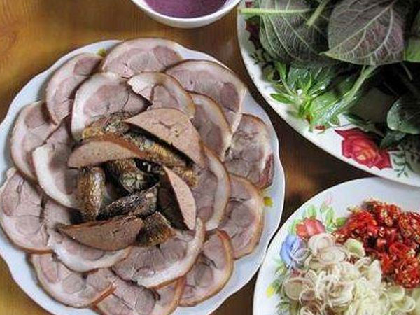Đến nhà bạn gái được tiếp đãi món thịt chó, chàng trai mắng bố người yêu là "đồ dã man" rồi đòi chia tay