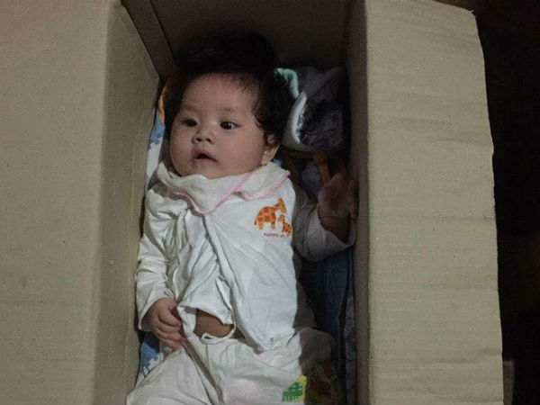Hà Nội: Bé gái khoảng 5 tháng tuổi bị bỏ rơi trong thùng carton cùng quần áo, bỉm sữa