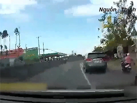 Hồi kết đắng sau pha tạt đầu ô tô, ôm sát dải phân cách của người thanh niên