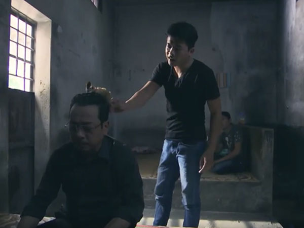 Người phán xử: Trùm giang hồ Phan Quân vẫn cực ngầu khi bị bạn tù dùng đùi gà gõ lên đầu
