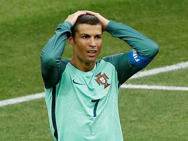 Ronaldo “trốn” phóng viên, nguyện đóng thuế ở lại Real