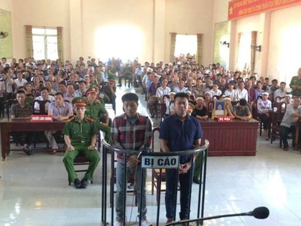 Thấy em bị đuổi đánh, anh điều khiển ô tô tông chết người