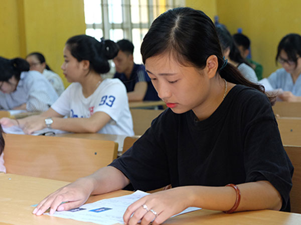 Thí sinh bắt đầu vượt vũ môn với bài thi Văn