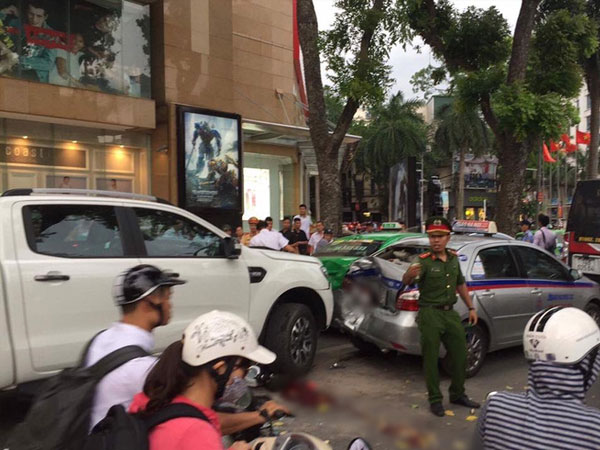 Va chạm liên hoàn trên phố Bà Triệu: 3 người bị thương trong đó có 1 nạn nhân mặc đồng phục học sinh