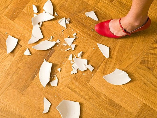 Vì sao mảnh bát vỡ, gương vỡ thì tuyệt đối không được vứt vào thùng rác?