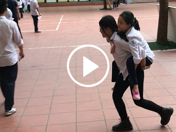 Video: Nữ sinh cõng bạn khuyết tật tới điểm thi