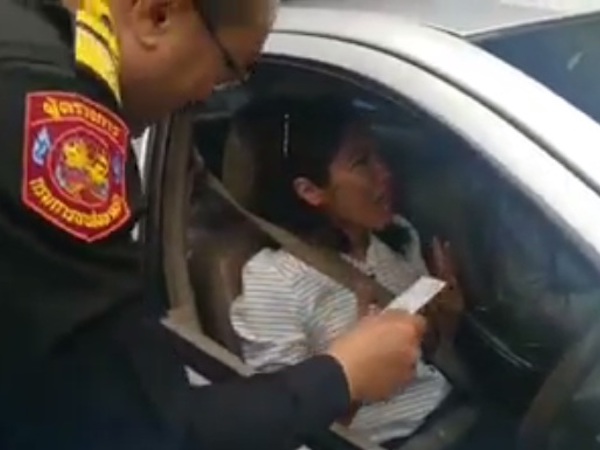 Bị nhầm lái Uber, nữ DJ bị tài xế taxi truyền thống vây đánh