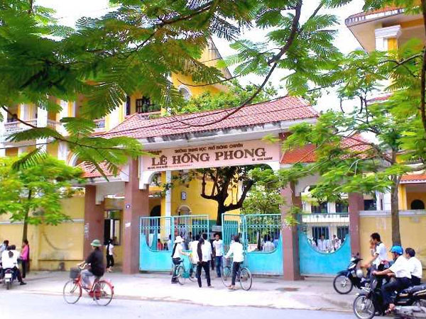 Chỉ kịp chịu tang mẹ nửa ngày, nữ sinh nuốt nước mắt bước vào kỳ thi THPT