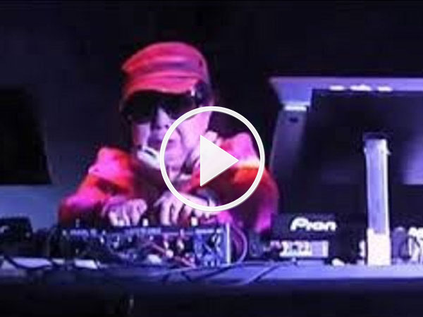 Cụ bà 82 tuổi vẫn chơi DJ tuyệt đỉnh trong quán bar