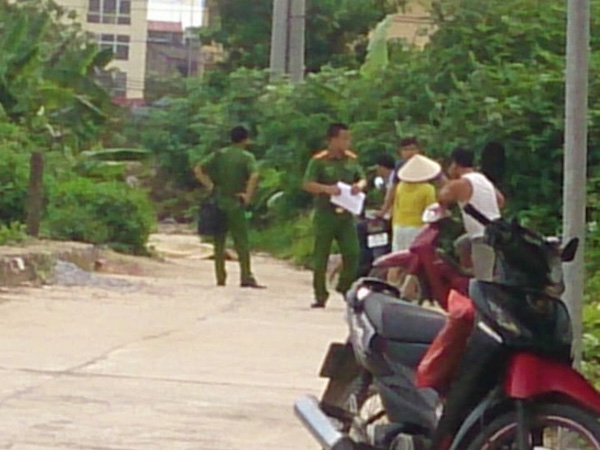 Hà Nội: Nam thanh niên đang đi xe máy ngã vật xuống đường tử vong
