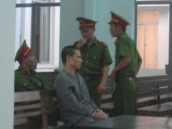 Kẻ hiếp dâm con gái để kiểm tra trinh tiết nói tòa "xử tử hình cũng được"