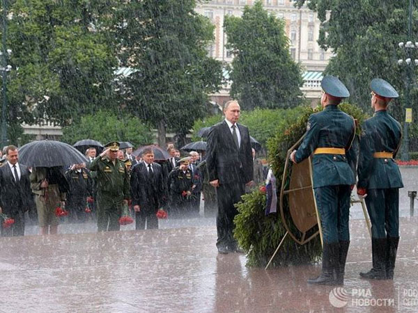 Mưa trắng trời, Putin đầu trần viếng mộ liệt sĩ vô danh