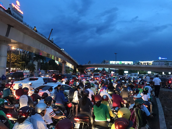 Ngàn người và xe chôn chân quanh sân bay Tân Sơn Nhất