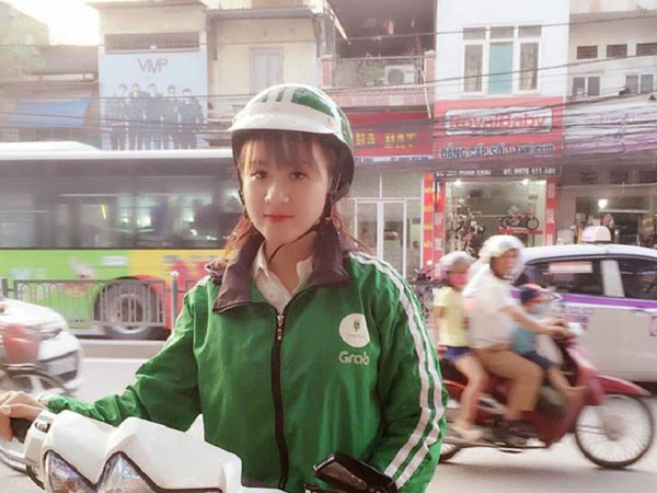 Nữ xe ôm xinh đẹp khiến cộng đồng mạng rần rần tìm kiếm
