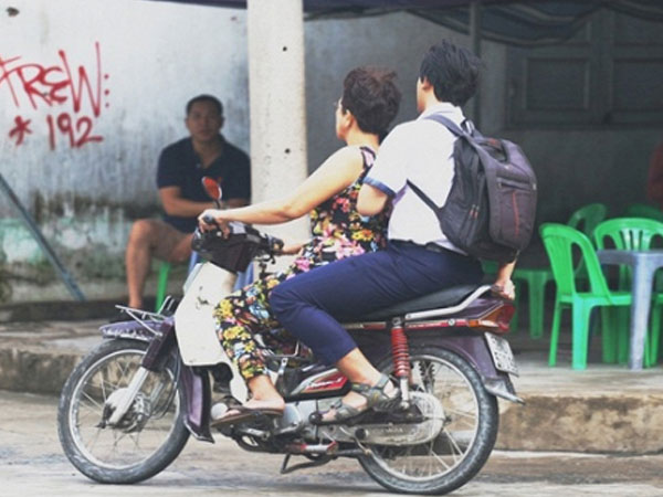 Quên thẻ dự thi, nam sinh được cô bán xôi đèo xe máy vượt hơn 10 cây số để kịp giờ thi