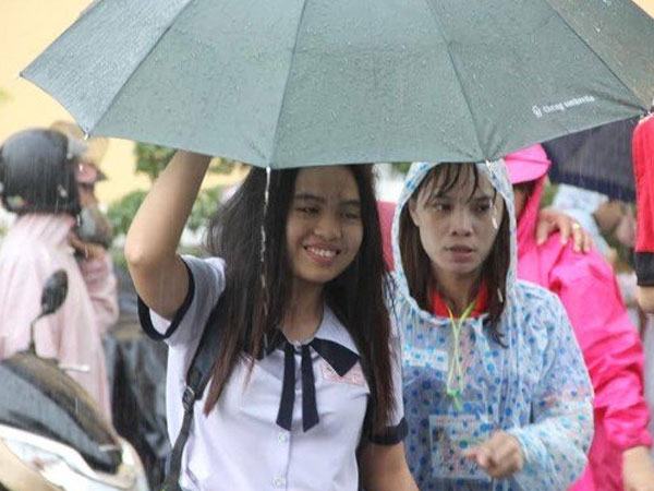 Thí sinh Sài Gòn kết thúc buổi thi trong cơn mưa tầm tã
