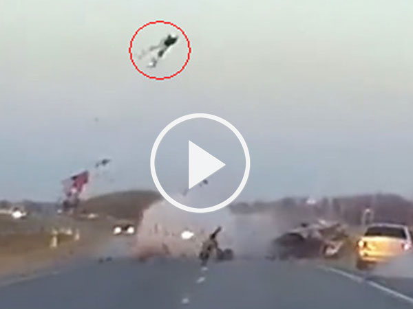 Video: Đâm trực diện ôtô, biker bay vọt lên không