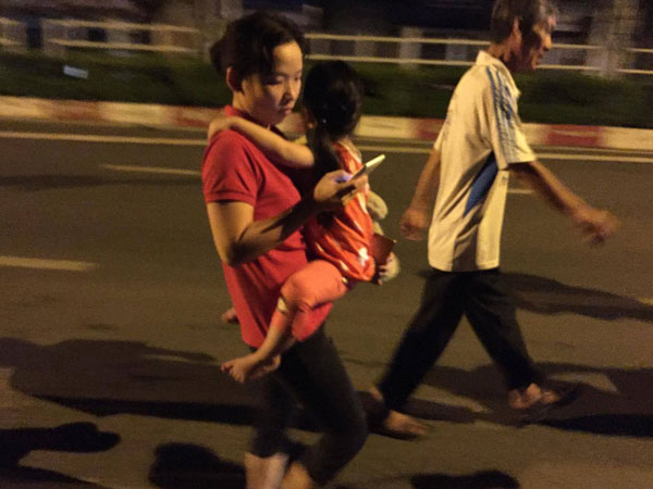 Vụ cháy nổ tại cảng Sài Gòn: Người già trẻ nhỏ hối hả ôm tài sản chạy ra ngoài, chờ dập lửa