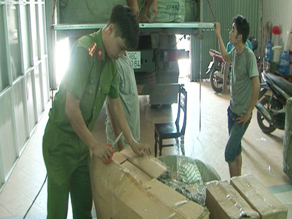 Bắt xe chở hơn 200 kiện hàng lậu trị giá 1,5 tỷ đồng
