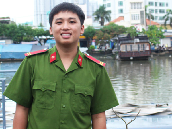 Chiến sĩ trắng đêm chữa cháy gần cảng Sài Gòn, sáng đi thi