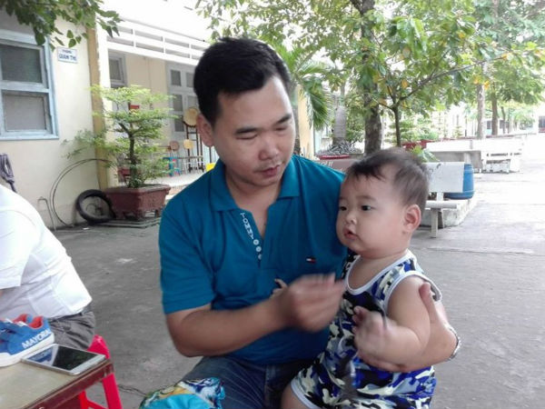 Chồng bế con 9 tháng tuổi theo vợ đi thi