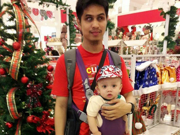 Chuyện của người cha mù ôm con đi học mỗi ngày