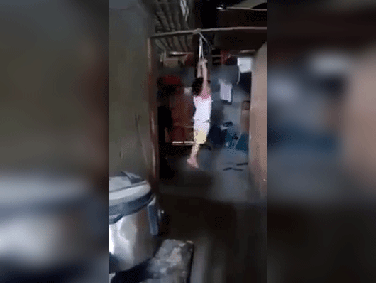 Clip đứa trẻ bị treo lên cao, la khóc kêu đau gây phẫn nộ