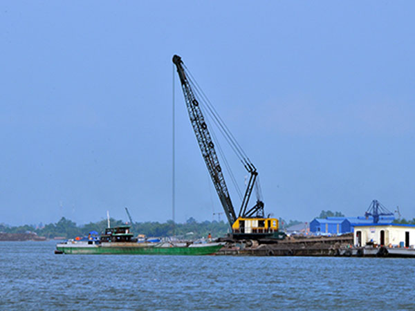 Hàng loạt công trình giao thông miền Tây đình trệ vì "đói" cát