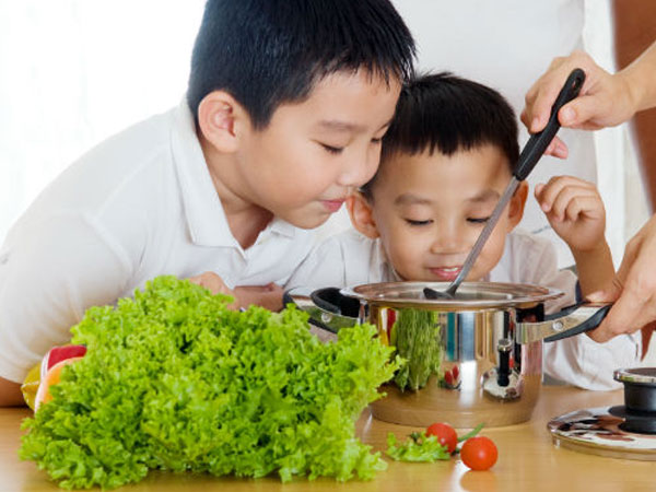 Những thói quen của bố mẹ vô tình ảnh hưởng xấu đến trẻ