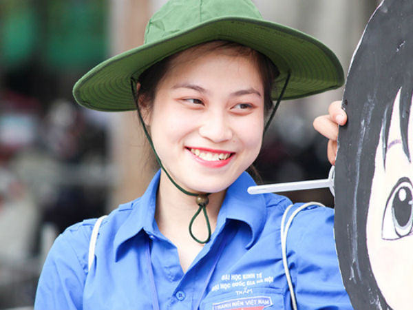 Nụ cười thiếu nữ tình nguyện xua tan nắng nóng mùa thi