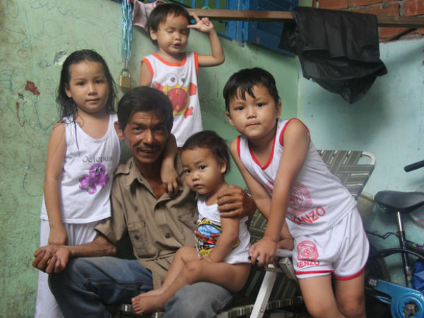 Ông ngoại của 6 đứa trẻ bị nhốt trong nhà, trần truồng gào khóc dưới mưa: Tôi không dám nhận tiền giúp đỡ của ai