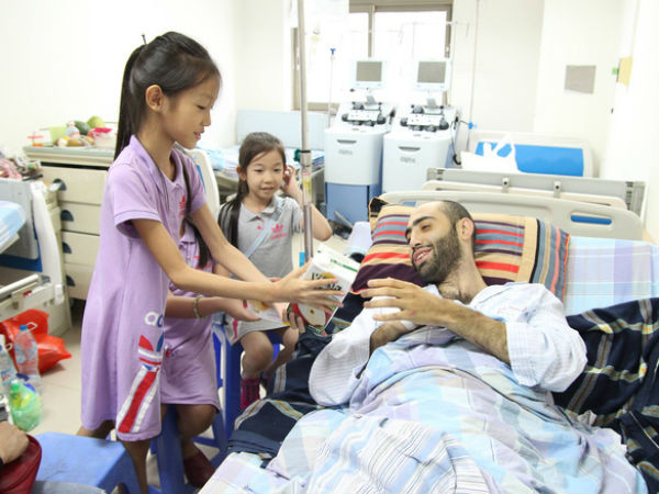 Thầy giáo ngoại quốc ở quê nghèo Sơn La đang đau đớn chống chọi với ung thư máu giai đoạn cuối