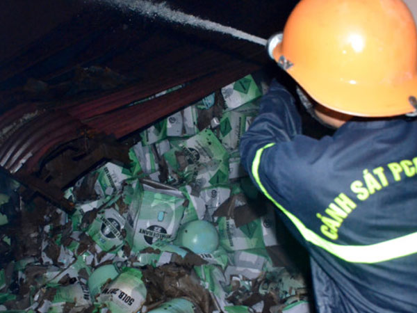 Vụ cháy trong cảng Sài Gòn: May mắn 500 bình gas không phát nổ
