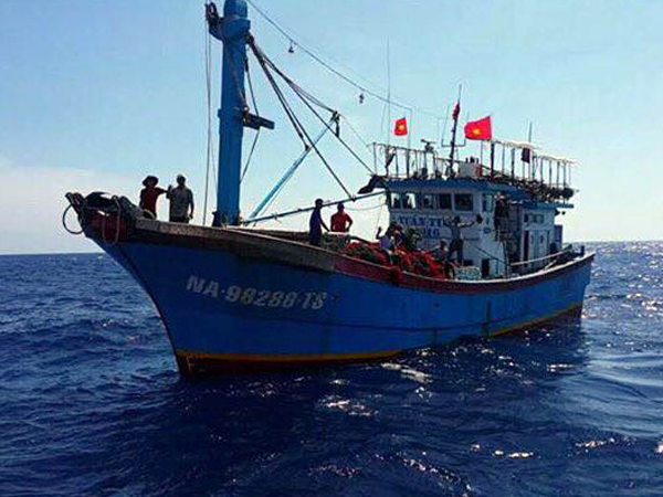 Cứu 17 ngư dân gặp nạn trên đường phân định Vịnh Bắc Bộ