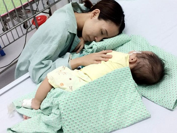 Người mẹ trẻ bị gia đình chồng ruồng bỏ vì không phá thai đôi lâm vào cảnh khốn cùng